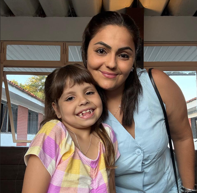 Midiam Veloso e sua filha, pacientes da Clínica Voss Odontologia